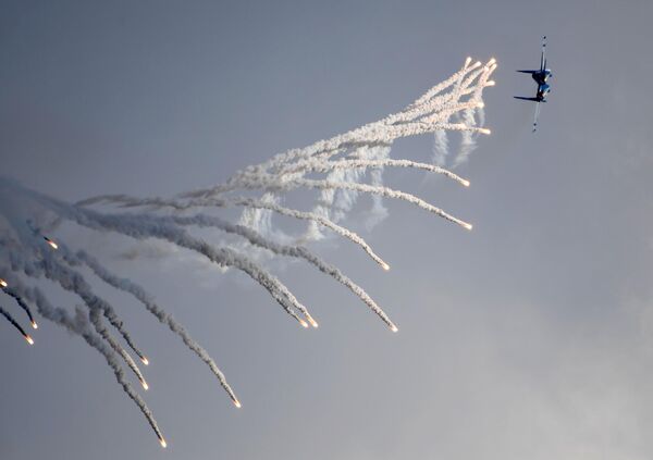 Самолет Су-30СМ пилотажной группы Русские витязи выполняет демонстрационный полет на Международном авиационно-космическом салоне МАКС-2019 в подмосковном Жуковском Самолет Су-30СМ пилотажной группы Русские витязи выполняет демонстрационный полет на Международном авиационно-космическом салоне МАКС-2019 в подмосковном Жуковском
