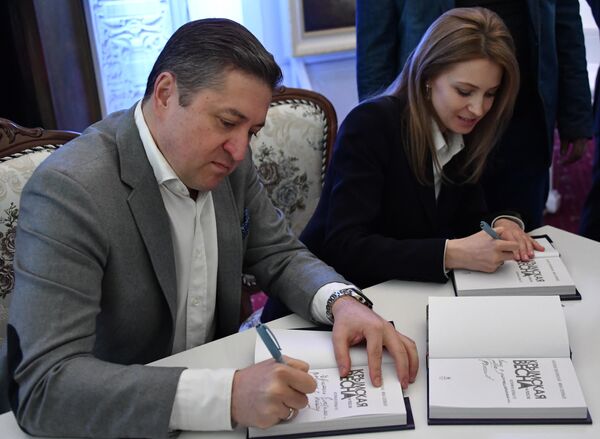 Заместитель председателя комитета Государственной Думы РФ по безопасности и противодействию коррупции Наталья Поклонская во время презентации своей книги Крымская весна. До и после в Ливадийском дворце Заместитель председателя комитета Государственной Думы РФ по безопасности и противодействию коррупции Наталья Поклонская во время презентации своей книги Крымская весна. До и после в Ливадийском дворце