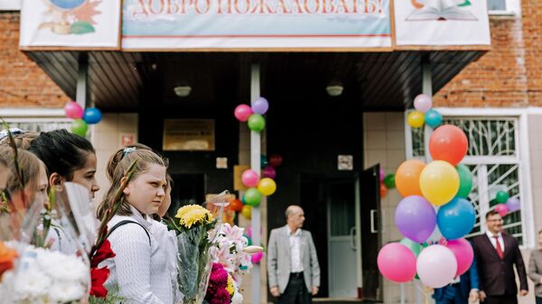 Ученики общеобразовательной школы №24 во время торжественной линейки, посвященной Дню знаний, в Иванове Ученики общеобразовательной школы №24 во время торжественной линейки, посвященной Дню знаний, в Иванове