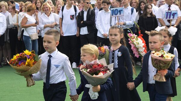 Школьники московской общеобразовательной школы № 117 во время торжественной линейки, посвященной Дню знаний Школьники московской общеобразовательной школы № 117 во время торжественной линейки, посвященной Дню знаний