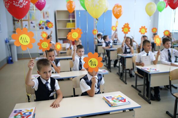Первоклассники на праздновании Дня знаний в классе нового филиала средней общеобразовательной школы № 11 в Краснодаре Первоклассники на праздновании Дня знаний в классе нового филиала средней общеобразовательной школы № 11 в Краснодаре