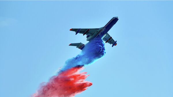 Российский самолёт-амфибия Бе-200ЧС совершает полет на Международном авиационно-космическом салоне МАКС-2019 Российский самолёт-амфибия Бе-200ЧС совершает полет на Международном авиационно-космическом салоне МАКС-2019