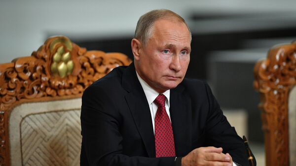 Президент РФ Владимир Путин на церемонии подписания совместных документов по итогам переговоров в Государственном дворце в Улан-Баторе Президент РФ Владимир Путин на церемонии подписания совместных документов по итогам переговоров в Государственном дворце в Улан-Баторе