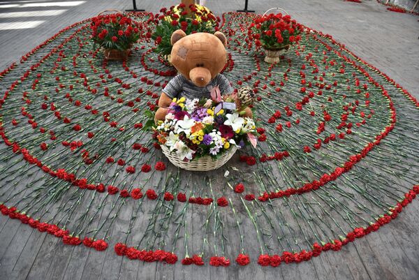 Цветы и игрушки в бывшей 1-й Бесланской школе, где проходят траурные мероприятия, посвященные 15-й годовщине теракта 1-3 сентября 2004 года Цветы и игрушки в бывшей 1-й Бесланской школе, где проходят траурные мероприятия, посвященные 15-й годовщине теракта 1-3 сентября 2004 года