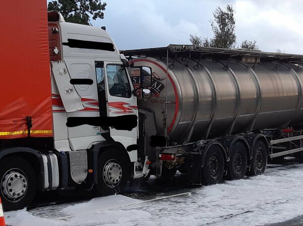 Последствия ДТП на автомагистрали M6 в Чешире, в результате которого на дорогу вылилось 32 000 литров концентрированного джина Последствия ДТП на автомагистрали M6 в Чешире, в результате которого на дорогу вылилось 32 000 литров концентрированного джина