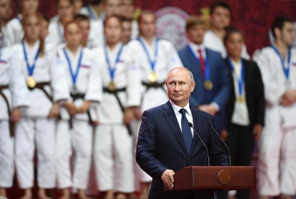 Президент РФ Владимир Путин на церемонии награждения призеров III Международного турнира по дзюдо имени Дзигоро Кано среди юношей и девушек до 18 лет в рамках V Восточного экономического форума Президент РФ Владимир Путин на церемонии награждения призеров III Международного турнира по дзюдо имени Дзигоро Кано среди юношей и девушек до 18 лет в рамках V Восточного экономического форума