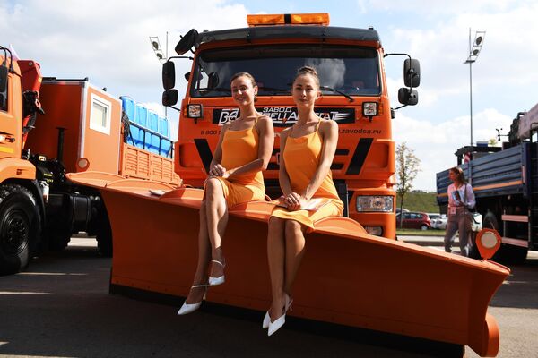 Промомодели у спецтехники KAMAZ на международной выставке коммерческого автотранспорта Comtrans 2019 в Москве Промомодели у спецтехники KAMAZ на международной выставке коммерческого автотранспорта Comtrans 2019 в Москве
