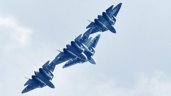 Российские многофункциональные истребители пятого поколения Су-57 выполняют демонстрационный полет на Международном авиационно-космическом салоне МАКС-2019 в подмосковном Жуковском Российские многофункциональные истребители пятого поколения Су-57 выполняют демонстрационный полет на Международном авиационно-космическом салоне МАКС-2019 в подмосковном Жуковском