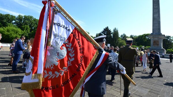 Церемония возложения венков и цветов на Мемориальном кладбище-мавзолее советских воинов во время акции Бессмертный полк в Варшаве Церемония возложения венков и цветов на Мемориальном кладбище-мавзолее советских воинов во время акции Бессмертный полк в Варшаве