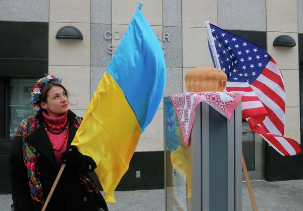 Женщина держит флаг Украины посольством США в Киеве Женщина держит флаг Украины посольством США в Киеве