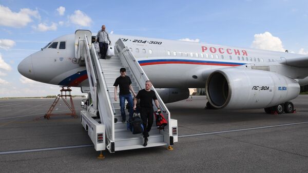 Участники договоренности об освобождении между Россией и Украиной сходят с борта российского самолета Ту-204 в аэропорту Внуково Участники договоренности об освобождении между Россией и Украиной сходят с борта российского самолета Ту-204 в аэропорту Внуково