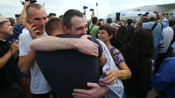 Встреча участников договоренности об освобождении между Россией и Украиной с родственниками в аэропорту Борисполь Встреча участников договоренности об освобождении между Россией и Украиной с родственниками в аэропорту Борисполь
