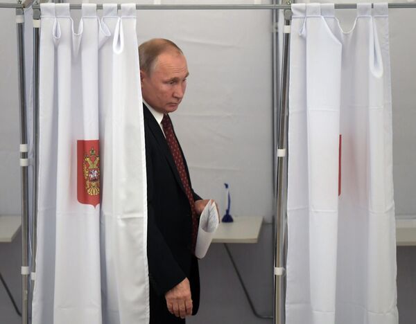 Владимир Путин во время голосования на выборах депутатов в Московскую городскую Думу на избирательном участке № 2151 в здании Российской академии наук Владимир Путин во время голосования на выборах депутатов в Московскую городскую Думу на избирательном участке № 2151 в здании Российской академии наук