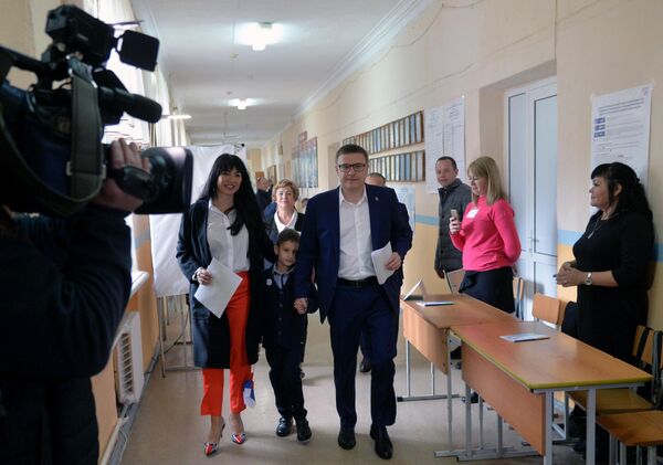 Временно исполняющий обязанности губернатора Челябинской области Алексей Текслер с семьей голосует на выборах губернатора в единый день голосования на избирательном участке в Челябинске Временно исполняющий обязанности губернатора Челябинской области Алексей Текслер с семьей голосует на выборах губернатора в единый день голосования на избирательном участке в Челябинске