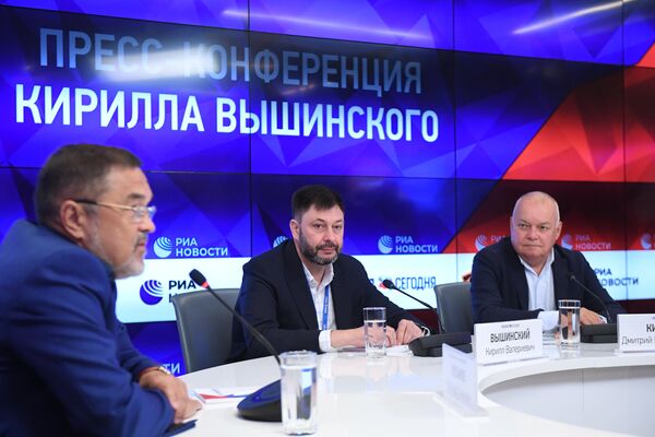 Руководитель портала РИА Новости Украина Кирилл Вышинский на пресс-конференции в Международном мультимедийном пресс-центре МИА Россия сегодня Руководитель портала РИА Новости Украина Кирилл Вышинский на пресс-конференции в Международном мультимедийном пресс-центре МИА Россия сегодня