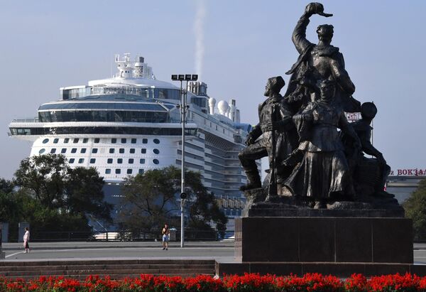 Лайнер Spectrum of the Seas прибыл в порт Владивостока Лайнер Spectrum of the Seas прибыл в порт Владивостока