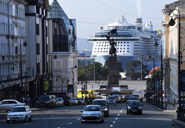 Круизный лайнер Spectrum of the Seas прибыл в порт Владивостока. Лайнер базируется в Шанхае и выполняет круизы в Японию Круизный лайнер Spectrum of the Seas прибыл в порт Владивостока. Лайнер базируется в Шанхае и выполняет круизы в Японию