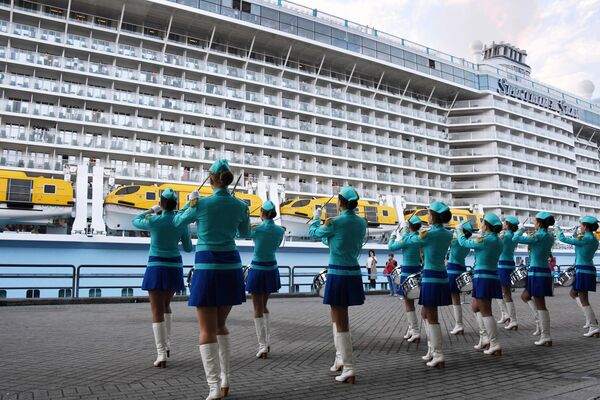 Артисты приветствуют туристов с круизного лайнера Spectrum of the Seas во Владивостоке. Лайнер базируется в Шанхае и выполняет круизы в Японию Артисты приветствуют туристов с круизного лайнера Spectrum of the Seas во Владивостоке. Лайнер базируется в Шанхае и выполняет круизы в Японию