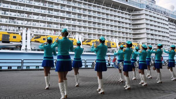 Артисты приветствуют туристов с круизного лайнера Spectrum of the Seas во Владивостоке. Лайнер базируется в Шанхае и выполняет круизы в Японию Артисты приветствуют туристов с круизного лайнера Spectrum of the Seas во Владивостоке. Лайнер базируется в Шанхае и выполняет круизы в Японию
