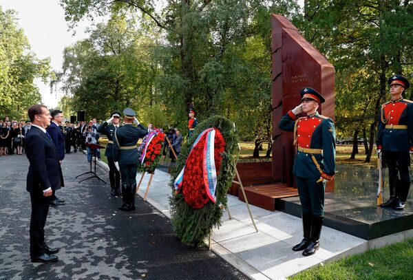Дмитрий Медведев и председатель правительства Республики Словения Марьян Шарец на церемонии открытия памятника словенцам, погибшим на российской земле в годы Первой и Второй мировых войн Дмитрий Медведев и председатель правительства Республики Словения Марьян Шарец на церемонии открытия памятника словенцам, погибшим на российской земле в годы Первой и Второй мировых войн