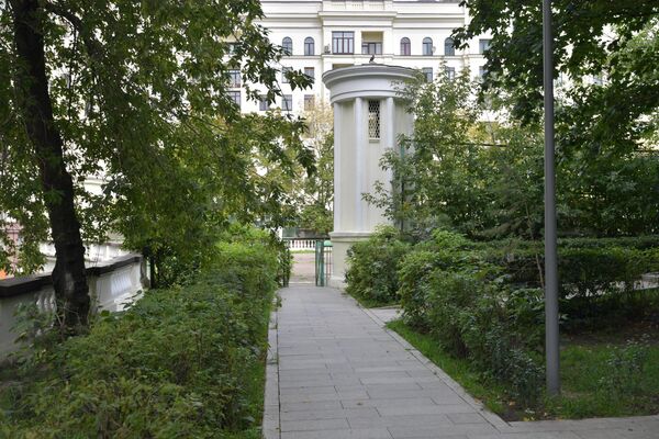 Двор высотки на Котельнической набережной Двор высотки на Котельнической набережной