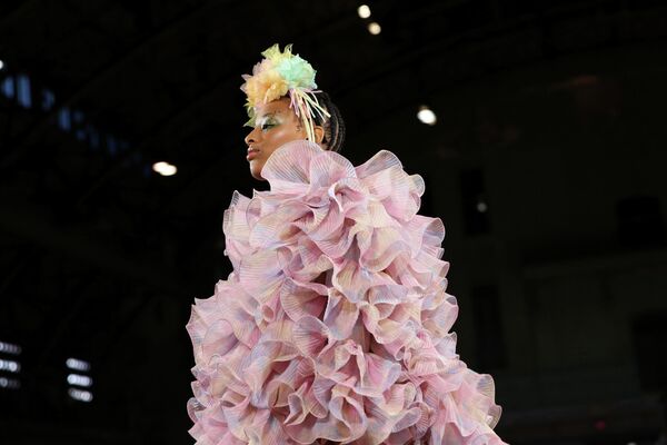 Модель на показе Marc Jacobs на Неделе моды в Нью-Йорке Модель на показе Marc Jacobs на Неделе моды в Нью-Йорке