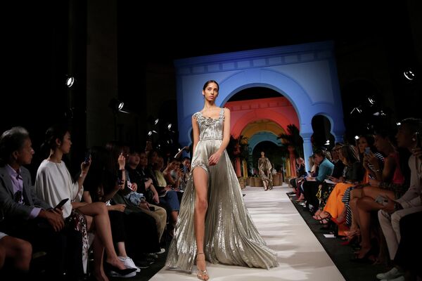 Модель на показе Oscar de la Renta на Неделе моды в Нью-Йорке Модель на показе Oscar de la Renta на Неделе моды в Нью-Йорке