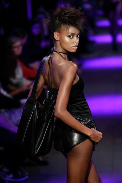 Модель на показе Tom Ford на Неделе моды в Нью-Йорке Модель на показе Tom Ford на Неделе моды в Нью-Йорке
