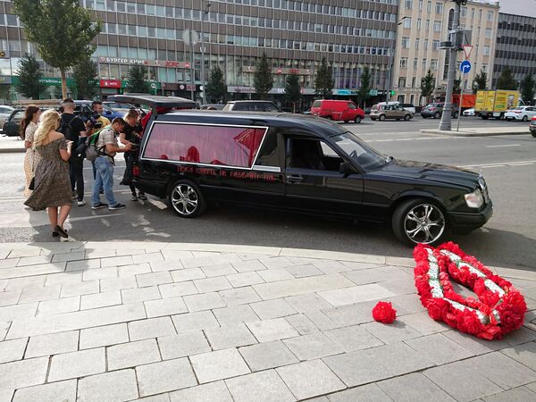 Свадебный автомобиль режиссера Константина Богомолова и телеведущей Ксении Собчак на Зубовском бульваре в Москве Свадебный автомобиль режиссера Константина Богомолова и телеведущей Ксении Собчак на Зубовском бульваре в Москве