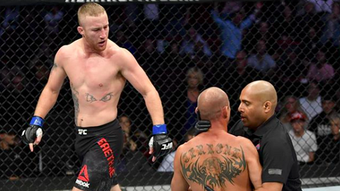 Боец UFC Джастин Гейджи (слева) после победы над Дональдом Серроне Боец UFC Джастин Гейджи (слева) после победы над Дональдом Серроне