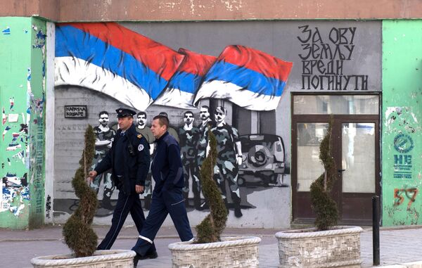 Настенное граффити на одном из домов города Косовская Митровица Настенное граффити на одном из домов города Косовская Митровица