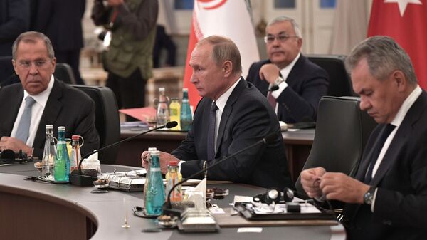 Президент РФ Владимир Путин, министр обороны РФ Сергей Шойгу и министр иностранных дел РФ Сергей Лавров на V встрече глав государств - гарантов Астанинского процесса содействия сирийскому урегулированию Президент РФ Владимир Путин, министр обороны РФ Сергей Шойгу и министр иностранных дел РФ Сергей Лавров на V встрече глав государств - гарантов Астанинского процесса содействия сирийскому урегулированию