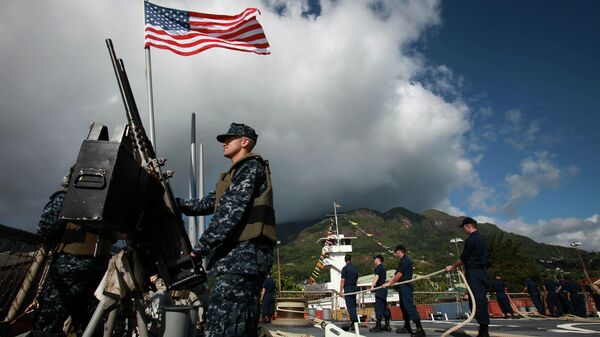 Военный на палубе корабля ВМС США Военный на палубе корабля ВМС США