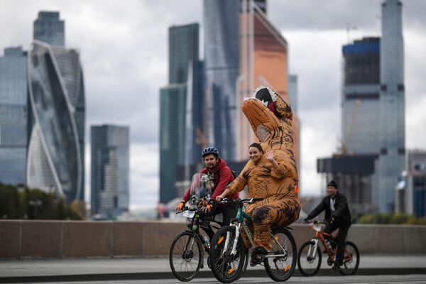 Участники осеннего велофестиваля в Москве Участники осеннего велофестиваля в Москве