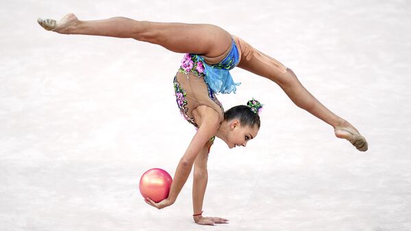 Арина Аверина выполняет упражнения с мячом квалификации индивидуального многоборья на чемпионате мира по художественной гимнастике 2019 в Баку