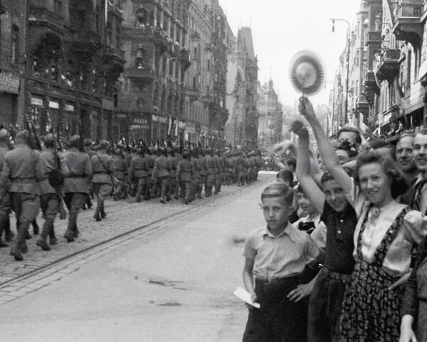 Население Праги приветствует советские и чехословацкие войска на параде Население Праги приветствует советские и чехословацкие войска на параде