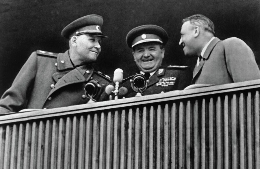 Маршал Советского Союза Иван Конев, президент Чехословакии Клемент Готвальд и заместитель министра иностранных дел СССР Валерий Зорин на военном параде в Праге Маршал Советского Союза Иван Конев, президент Чехословакии Клемент Готвальд и заместитель министра иностранных дел СССР Валерий Зорин на военном параде в Праге
