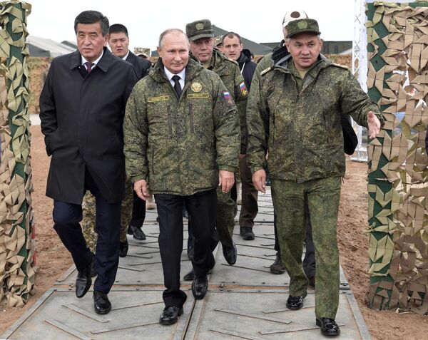 Президент РФ Владимир Путин, президент Киргизии Сооронбай Жээнбеков (слева), министр обороны РФ Сергей Шойгу (справа) и начальник Генерального штаба Вооруженных сил РФ - первый заместитель министра обороны РФ Валерий Герасимов (на втором плане) на полигоне Донгуз, где проходит основной этап стратегического командно-штабного учения Центр-2019 Президент РФ Владимир Путин, президент Киргизии Сооронбай Жээнбеков (слева), министр обороны РФ Сергей Шойгу (справа) и начальник Генерального штаба Вооруженных сил РФ - первый заместитель министра обороны РФ Валерий Герасимов (на втором плане) на полигоне Донгуз, где проходит основной этап стратегического командно-штабного учения Центр-2019
