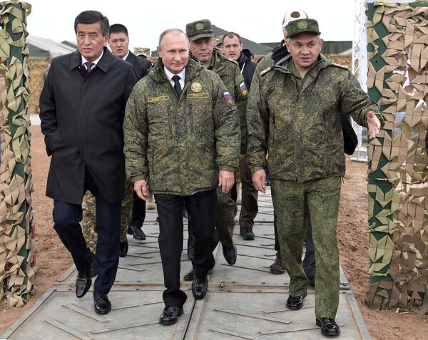 Президент РФ Владимир Путин, президент Киргизии Сооронбай Жээнбеков (слева), министр обороны РФ Сергей Шойгу (справа) и начальник Генерального штаба Вооруженных сил РФ - первый заместитель министра обороны РФ Валерий Герасимов (на втором плане) на полигоне Донгуз, где проходит основной этап стратегического командно-штабного учения Центр-2019 Президент РФ Владимир Путин, президент Киргизии Сооронбай Жээнбеков (слева), министр обороны РФ Сергей Шойгу (справа) и начальник Генерального штаба Вооруженных сил РФ - первый заместитель министра обороны РФ Валерий Герасимов (на втором плане) на полигоне Донгуз, где проходит основной этап стратегического командно-штабного учения Центр-2019