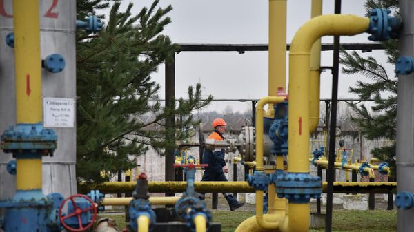 Рабочий на газовой станции на Украине Рабочий на газовой станции на Украине