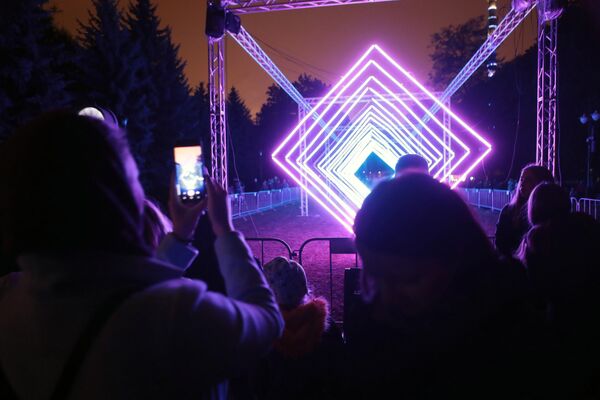 Посетители на фестивале Круг света 2019 в парке Останкино в Москве Посетители на фестивале Круг света 2019 в парке Останкино в Москве