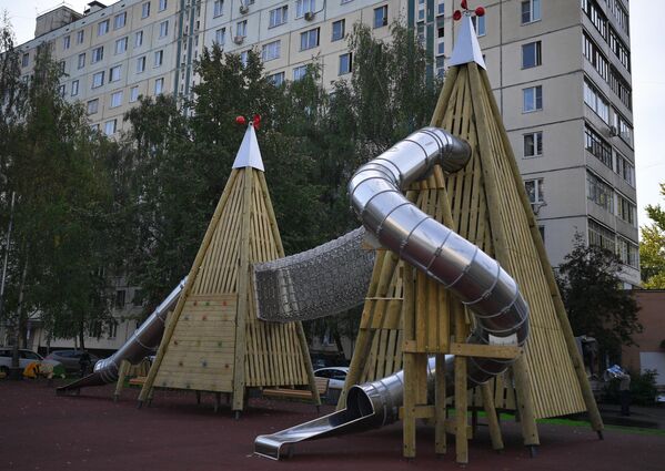 Благоустроенная детская игровая площадка во дворе на улице Лескова в Москве Благоустроенная детская игровая площадка во дворе на улице Лескова в Москве