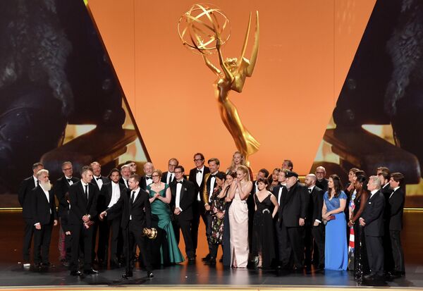 Съемочная группа Игры престолов на церемонии вручения премии Эмми в Лос-Анджелесе Съемочная группа Игры престолов на церемонии вручения премии Эмми в Лос-Анджелесе