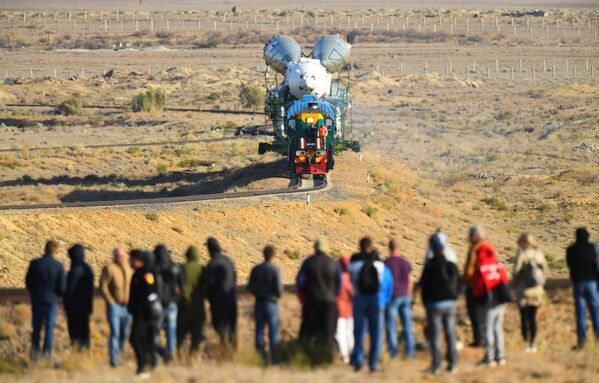 Транспортировка ракеты-носителя Союз-ФГ с пилотируемым кораблем Союз МС-15 на стартовую площадку космодрома Байконур Транспортировка ракеты-носителя Союз-ФГ с пилотируемым кораблем Союз МС-15 на стартовую площадку космодрома Байконур