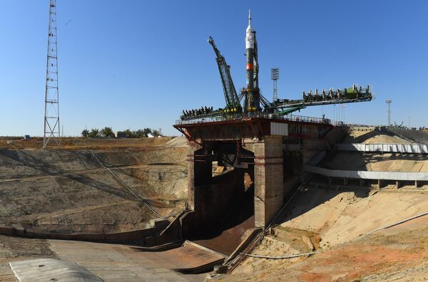 Установка ракеты-носителя Союз-ФГ с пилотируемым кораблем Союз МС-15 на стартовой площадке космодрома Байконур Установка ракеты-носителя Союз-ФГ с пилотируемым кораблем Союз МС-15 на стартовой площадке космодрома Байконур