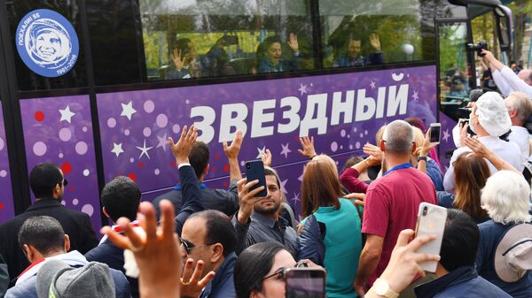 Члены основного экипажа МКС-61/62 в автобусе перед стартом ракеты-носителя Союз-ФГ с пилотируемым кораблем Союз МС-15 на космодроме Байконур Члены основного экипажа МКС-61/62 в автобусе перед стартом ракеты-носителя Союз-ФГ с пилотируемым кораблем Союз МС-15 на космодроме Байконур