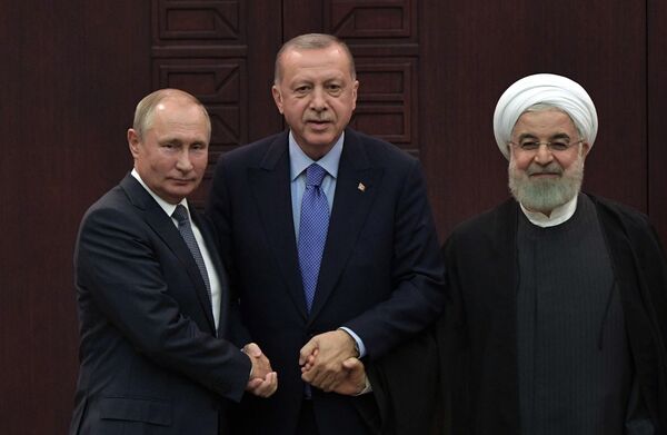 Президент РФ Владимир Путин, президент Турции Реджеп Тайип Эрдоган и президент Ирана Хасан Рухани на совместной пресс-конференции по итогам V встречи глав государств - гарантов Астанинского процесса содействия сирийскому урегулированию Президент РФ Владимир Путин, президент Турции Реджеп Тайип Эрдоган и президент Ирана Хасан Рухани на совместной пресс-конференции по итогам V встречи глав государств - гарантов Астанинского процесса содействия сирийскому урегулированию