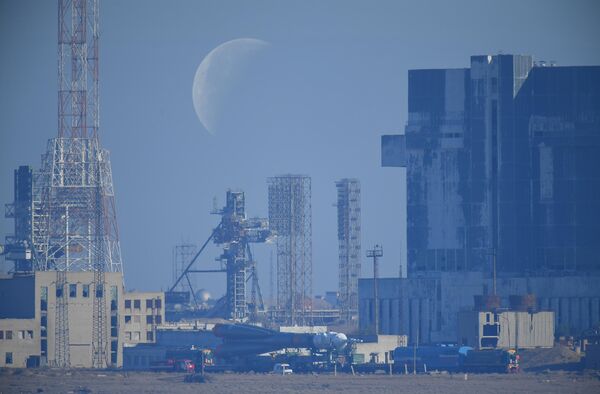 Транспортировка ракеты-носителя Союз-ФГ с пилотируемым кораблем Союз МС-15 на стартовую площадку космодрома Байконур Транспортировка ракеты-носителя Союз-ФГ с пилотируемым кораблем Союз МС-15 на стартовую площадку космодрома Байконур