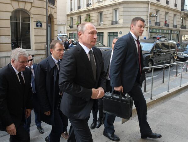 Президент РФ В. Путин перед началом траурной церемонии прощания с бывшим президентом Франции Жаком Шираком у церкви Сен-Сюльпис Президент РФ В. Путин перед началом траурной церемонии прощания с бывшим президентом Франции Жаком Шираком у церкви Сен-Сюльпис