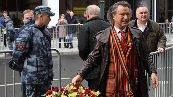 Художник Александр Шилов у здания театра Ленком, где проходит церемония прощания с режиссером Марком Захаровым Художник Александр Шилов у здания театра Ленком, где проходит церемония прощания с режиссером Марком Захаровым